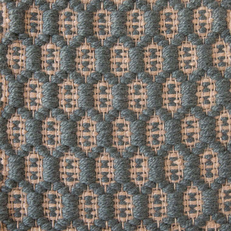 <p>Honeycombs, main blue CH3424, inside beige CH1207 on the natural yarn</p>