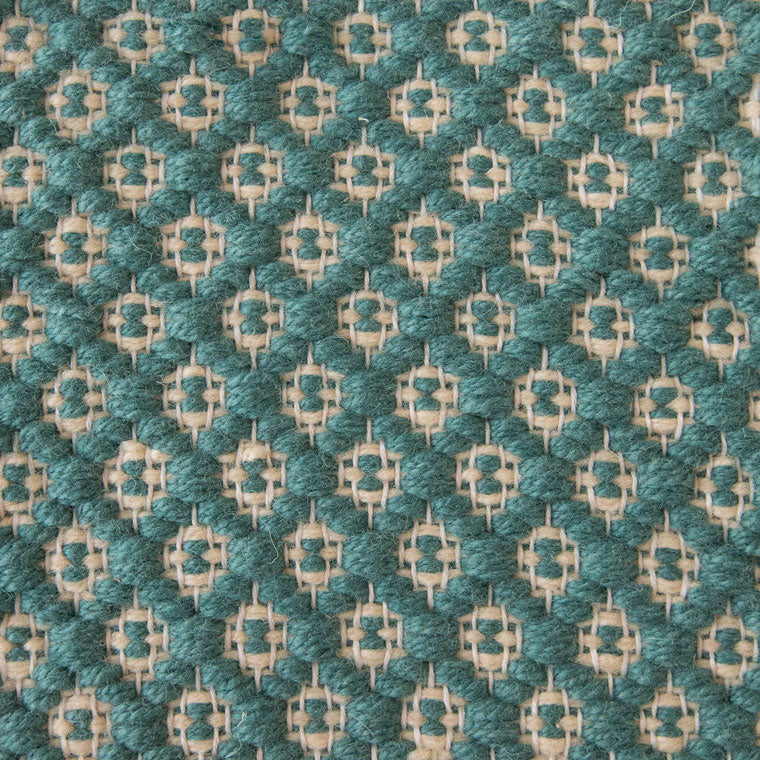 <p>Rosepath pos./neg., main blue CH050, inside white CH044 on the white yarn</p>