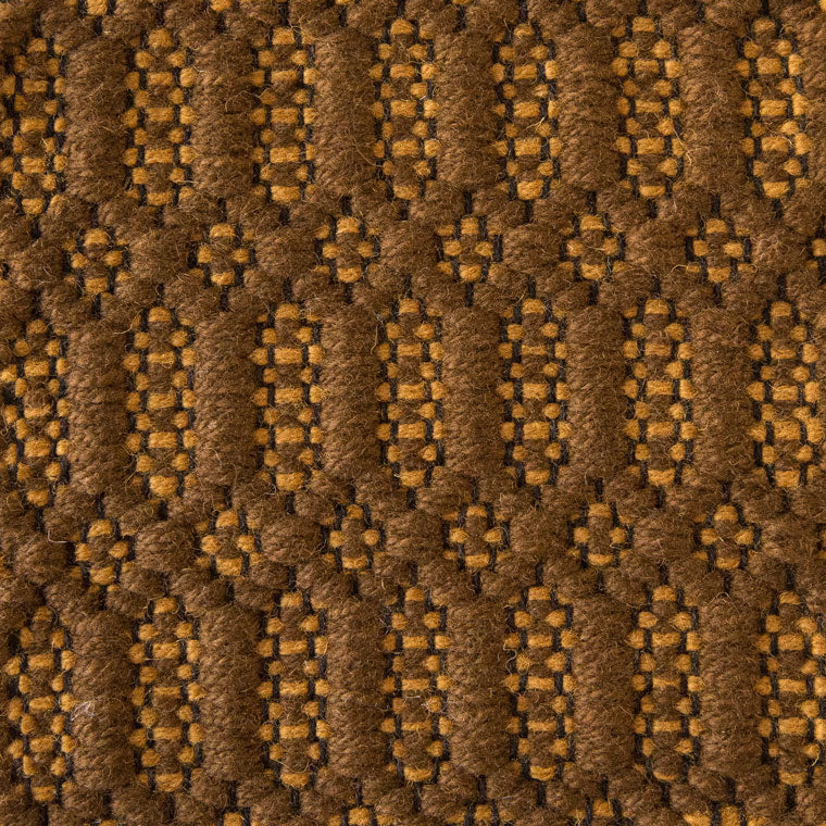 <p>Columns, main brown CH4225, inside light brown CH018 on the black yarn</p>