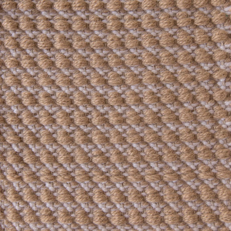 <p>Dog Tooth, main beige CH1207, inside white CH044 on the natural yarn</p>