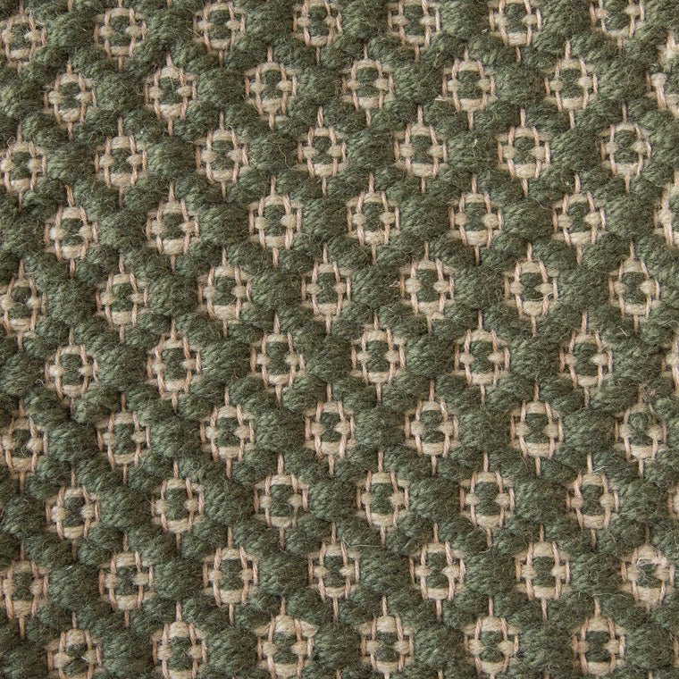 <p>Rosepath pos./neg., main green CH017, inside light green CH016 on the natural yarn</p>