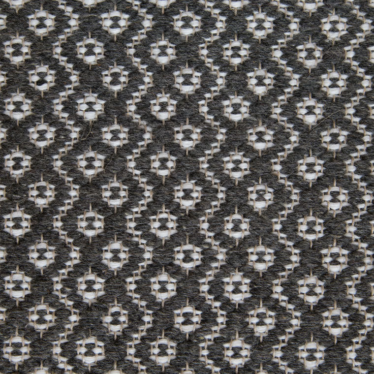 <p>Round Rosepath pos./neg., main dark grey 05, inside white 01 on the natural yarn</p>