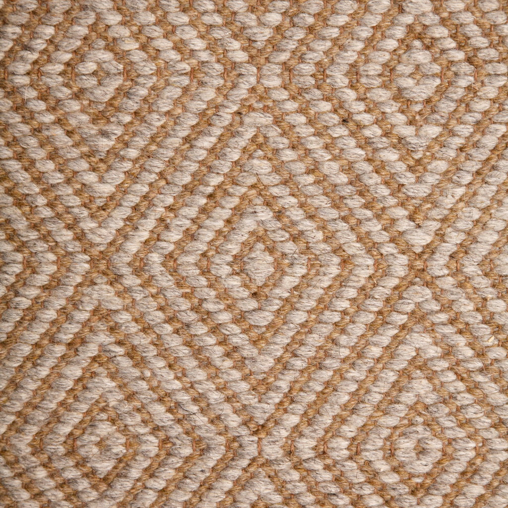<p>Big Dual Diamond Twill, main light grey 12, inside beige 02 on the brown yarn</p>