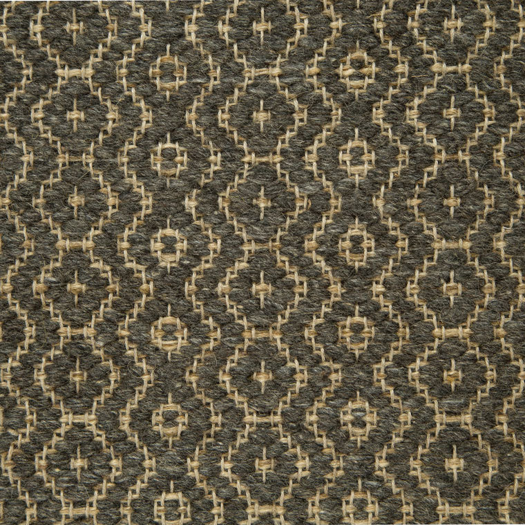 <p>Round Diamond Twill, main dark grey 05, inside beige mix 02, 03, 07 on the natural yarn</p>