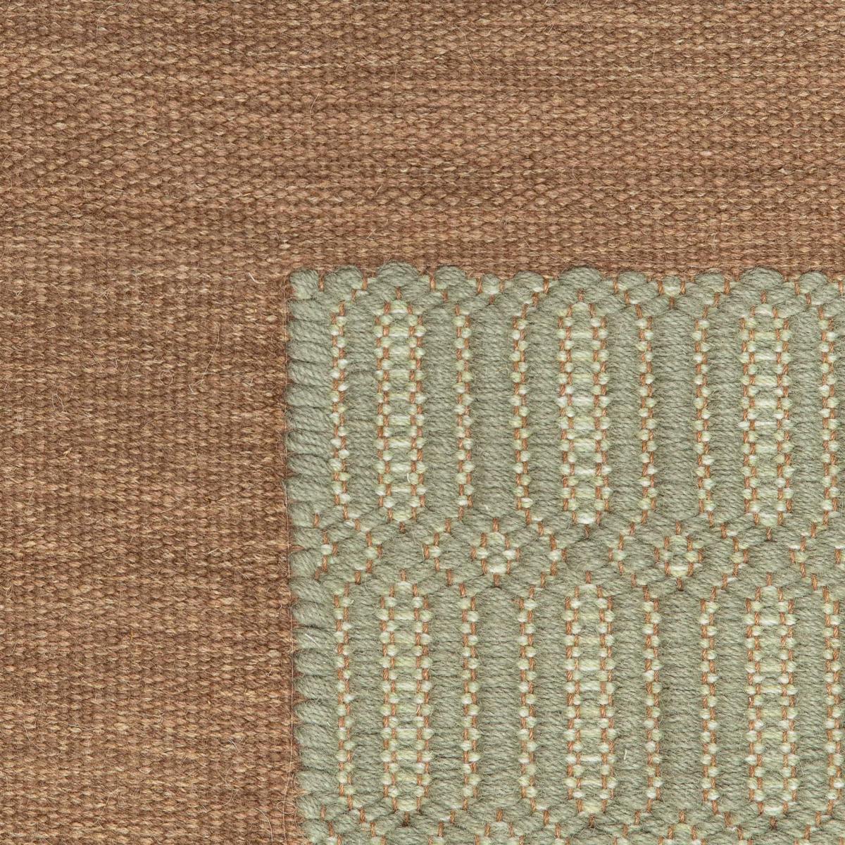 <p>Big Columns with Single Weave Frame, main green 1025, inside green mix CH016, 4015, CH033, frame in brown mix 02, 6017, 6013 on the brown yarn</p>