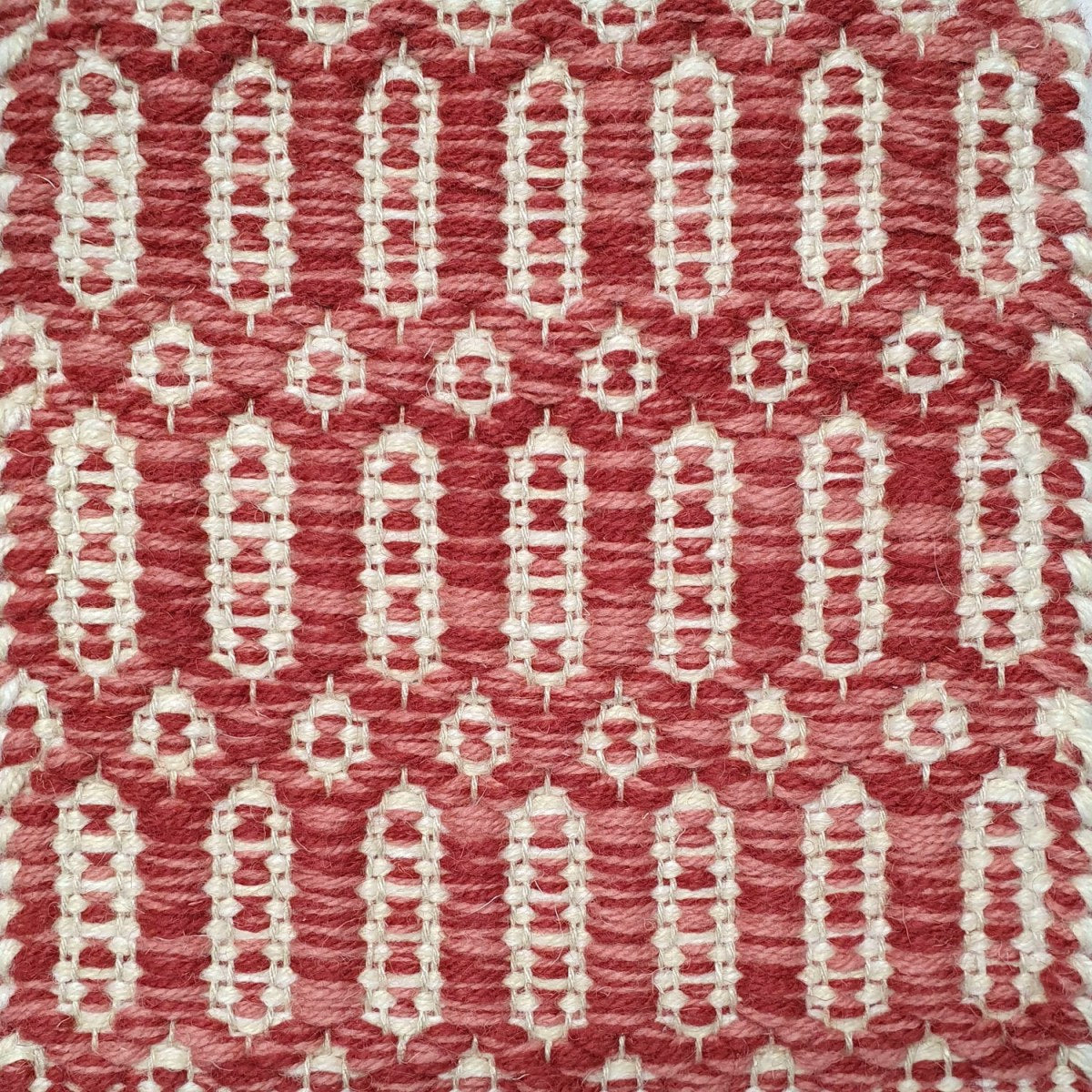 <p>Columns, main red mix 3010, 3011, inside white mix 1023, 6023 on the natural yarn</p>