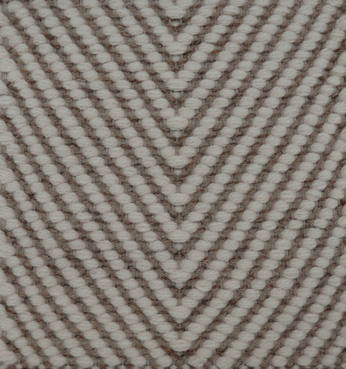 <p>Dual Vertical Herringbone, main white CH044, inside beige mix 02, 6040 on the natural yarn</p>