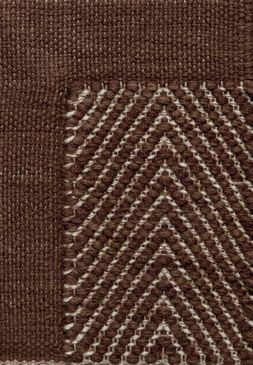 <p>Dual Vertical Herringbone with Single Weave Frame, main brown mix 6005, 6017, isidemix 6013, 06, frame in brown mix 6005, 6017 on the natural yarn</p>