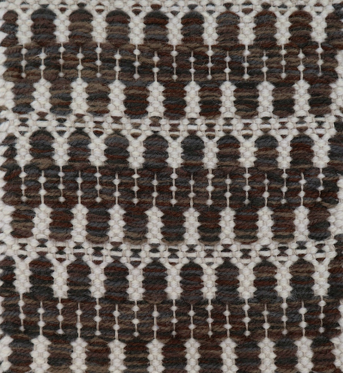 <p>Folk Zig Zag, main brown mix CH7878, CH4225, 1005, 6005, 6017, inside white mix 1023, 06 on the natural yarn</p>