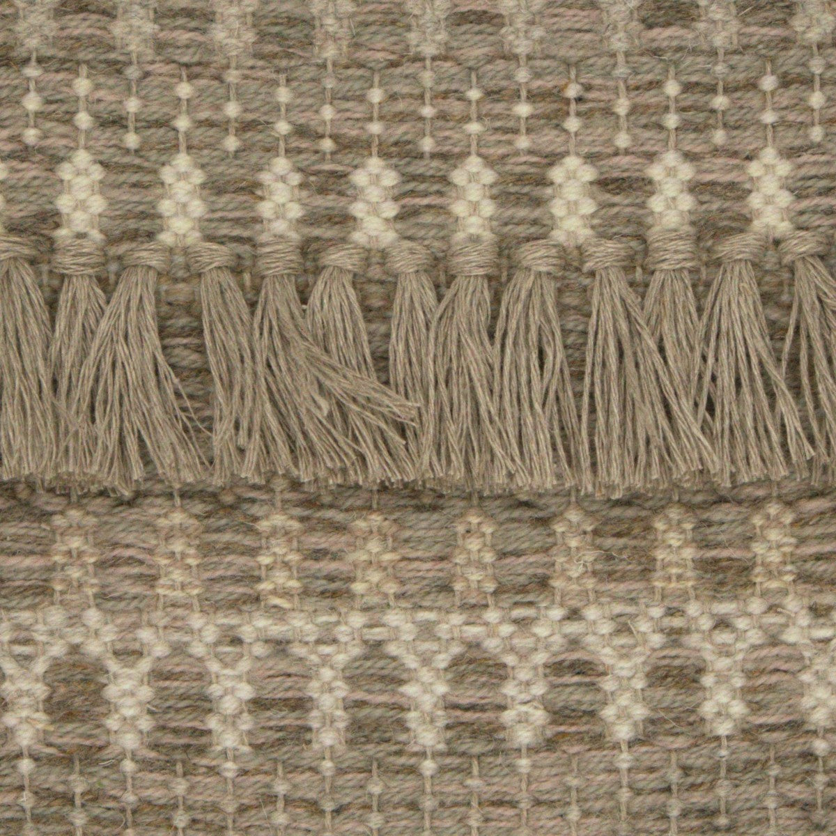 <p>Folk Zig Zag with Rya, main 11, ST1011, 1011, 1008, inside: 1) 12, 2) 1023, CHO44, 12, 3) 12, 6023, 6040, 4) 02, 6014, 1002, 5) 1023, 06 Rya in natural linen yarn</p>