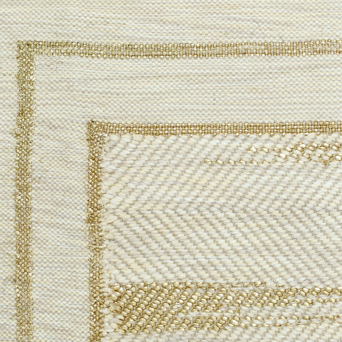 <p>Herringbone with Single Weave frame, main cream mix 6023, 1023, CH1014, CH044, CH1004, effects in Gold Brocade on the natural yarn</p>
