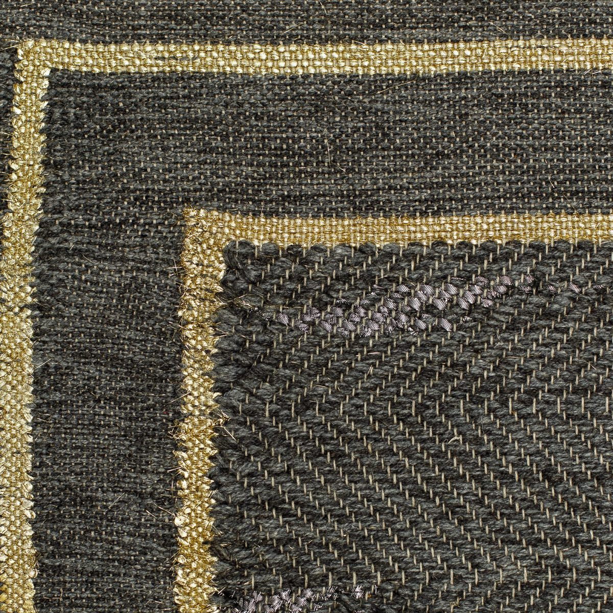 <p>Herringbone with Single Weave frame, main dark grey mix 05, 08, effects in Dark Silver and Gold Brocade on the natural yarn</p>