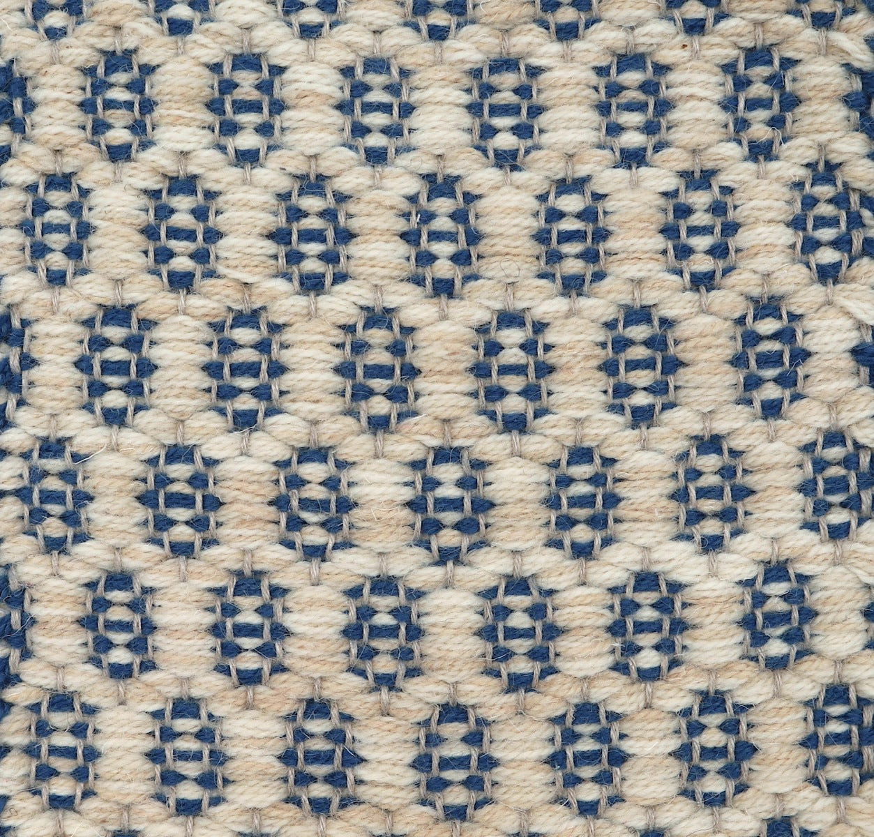 <p>Honeycombs, main cream mix 06, 07, 6023, inside blue 5013 on the natural yarn</p>