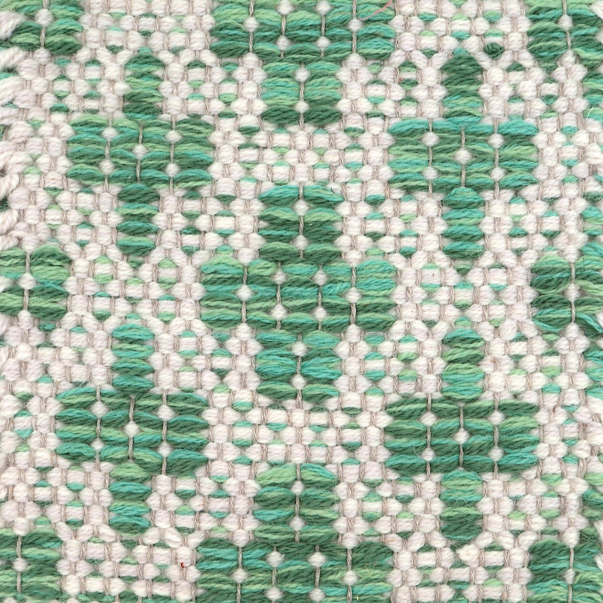 <p>Mini Flower, base in white mix CH044, 1023, cross in green mix 4001, 4002, 4006 on the natural yarn</p>