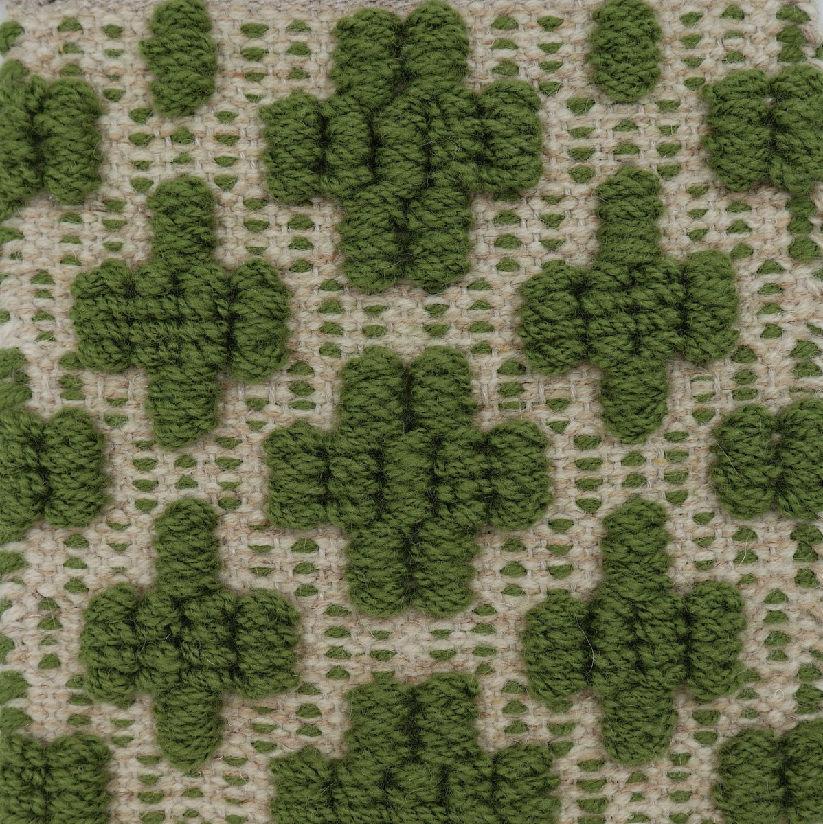 <p>Mini Flower in Boucle, cross green CH016, base beige mix 02, 03 on the natural yarn</p>