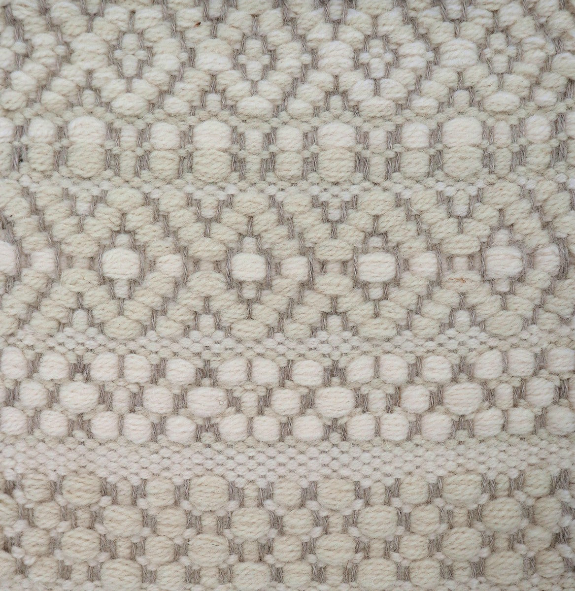 <p>Mountain Fantasy in Round Rosepath, cream mix CH044, 06 on the natural yarn</p>