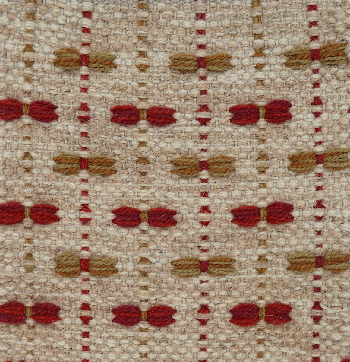 <p>Single Weave with Bows, base in beige mix 6023, 03, Bows in red mix 8153, 6037, mustard mix 6004, CH108 on the natural yarn</p>