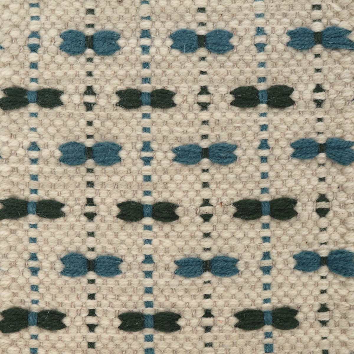<p>Single Weave with Bows, base in cream mix 06, 8214, bows in blue 8008, green CH017 on the natural yarn</p>