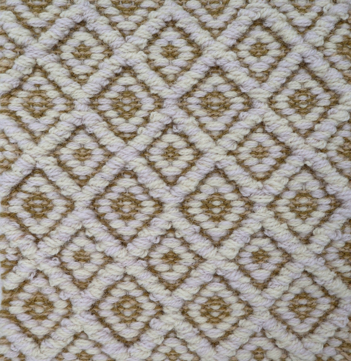 <p>Small Dual Diamond Twill in Bouclé, main white mix 1023, 06, inside ochre 6039, 6004 on the natural yarn</p>