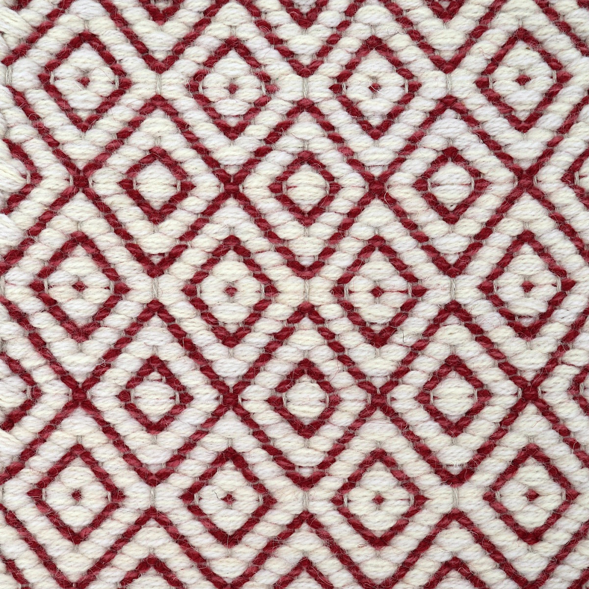 <p>Small Dual Diamond Twill, main white mix 06, 1023, inside red mix 3011, 3010 on the natural yarn</p>