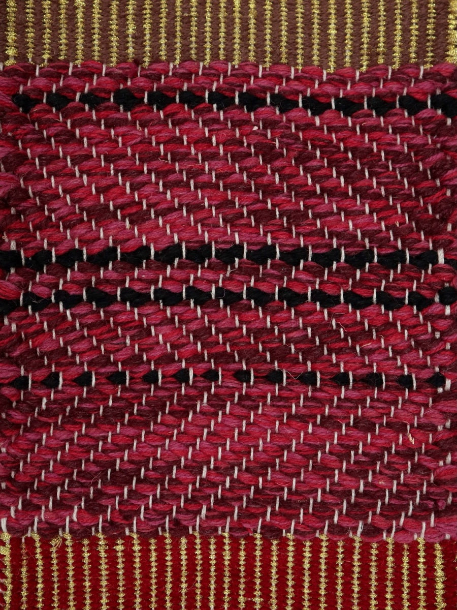 <p><meta charset="UTF-8"><a id="fancybox-right"></a><span id="fancybox-right-ico" class="fancy-ico"></span></p>
<div class="fancybox-title-inside" id="fancybox-title"></div>
<div class="fancybox-title-inside">
<div id="fancybox-title" class="fancybox-title-inside">
<meta charset="UTF-8">
<span>SNOW &amp; COAL created by Lars Nilsson, , Red-Pink mix 3011, 6037, 7004, CH5226, stripes in black 1006, striped woven ends: 1) red 3015 and gold ribbon, 2) brown 6005 and gold ribbon</span><br>
</div>
<br>
</div>