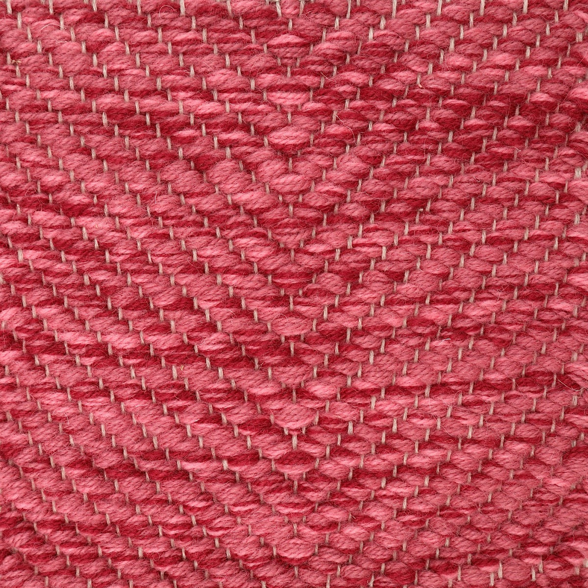 <p>Vertical Herringbone, pink mix 3010 (60%), 3011 (25%), 3003 (15%) on the natural yarn</p>