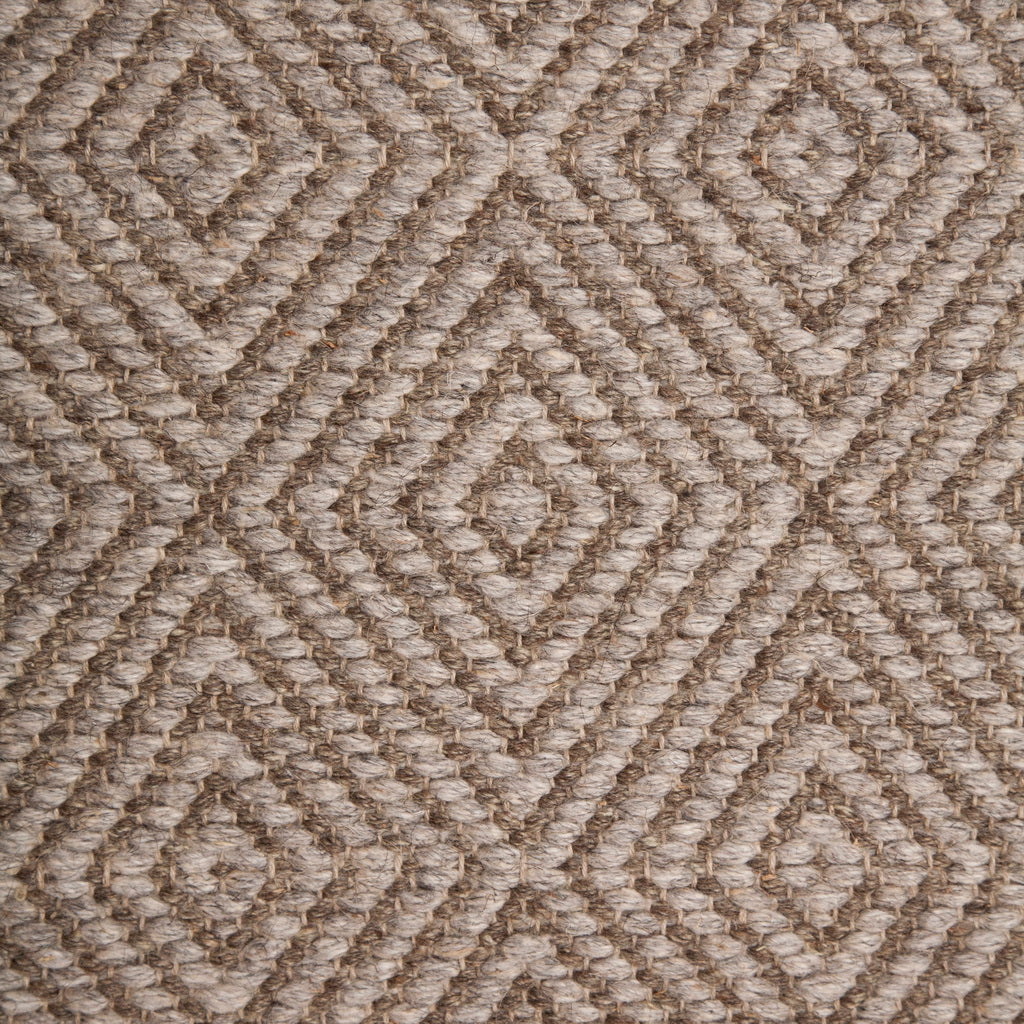 <p>Big Dual Diamond Twill, main light grey 12, inside dark beige 11 on the natural yarn</p>
