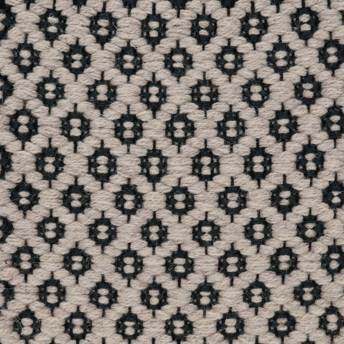 <p>Rosepath pos./neg., main light grey 12, inside black 6020 on the black yarn</p>