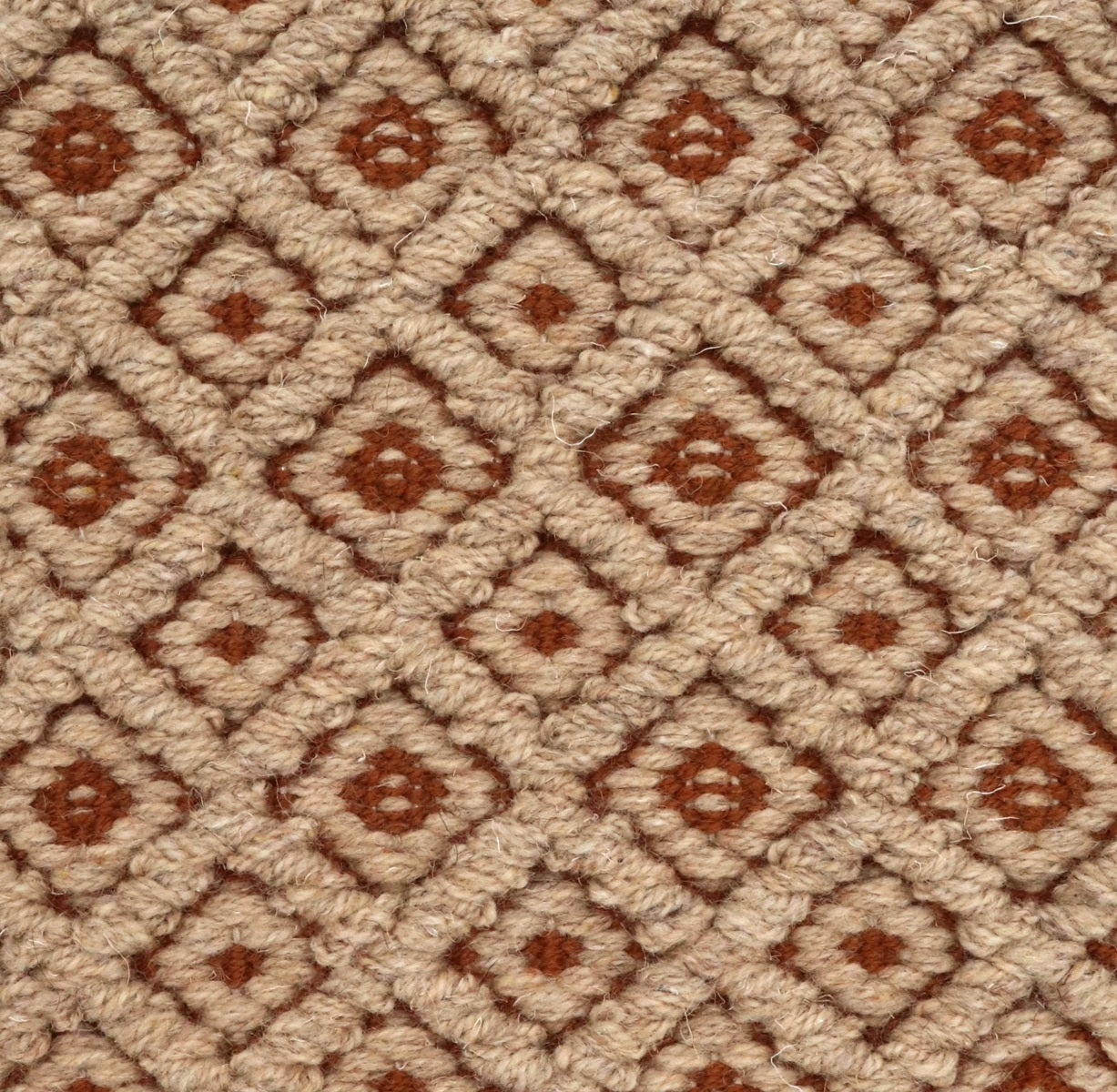 <p>Small Dual Diamond Twill in Bouclé, main beige 03 in Bouclé, inside rust 8124 on the natural yarn</p>