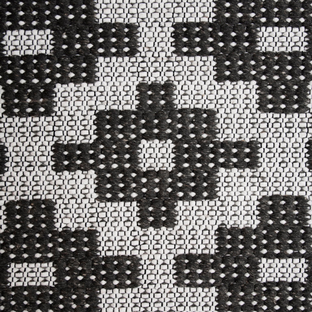 <p>Square Diamond Twill, main dark grey 05, inside white 01 on the natural yarn</p>