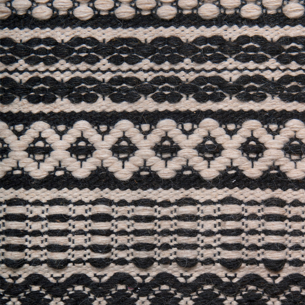 <p>Mountain Fantasy in different techniques (Rosepath), main black 1006, inside cream 07 on the black yarn</p>