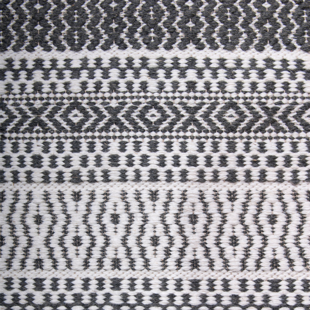 <p>Mountain Fantasy in different techniques (Diamond Twill), main dark grey 05, inside off-white 06 on the natural yarn</p>