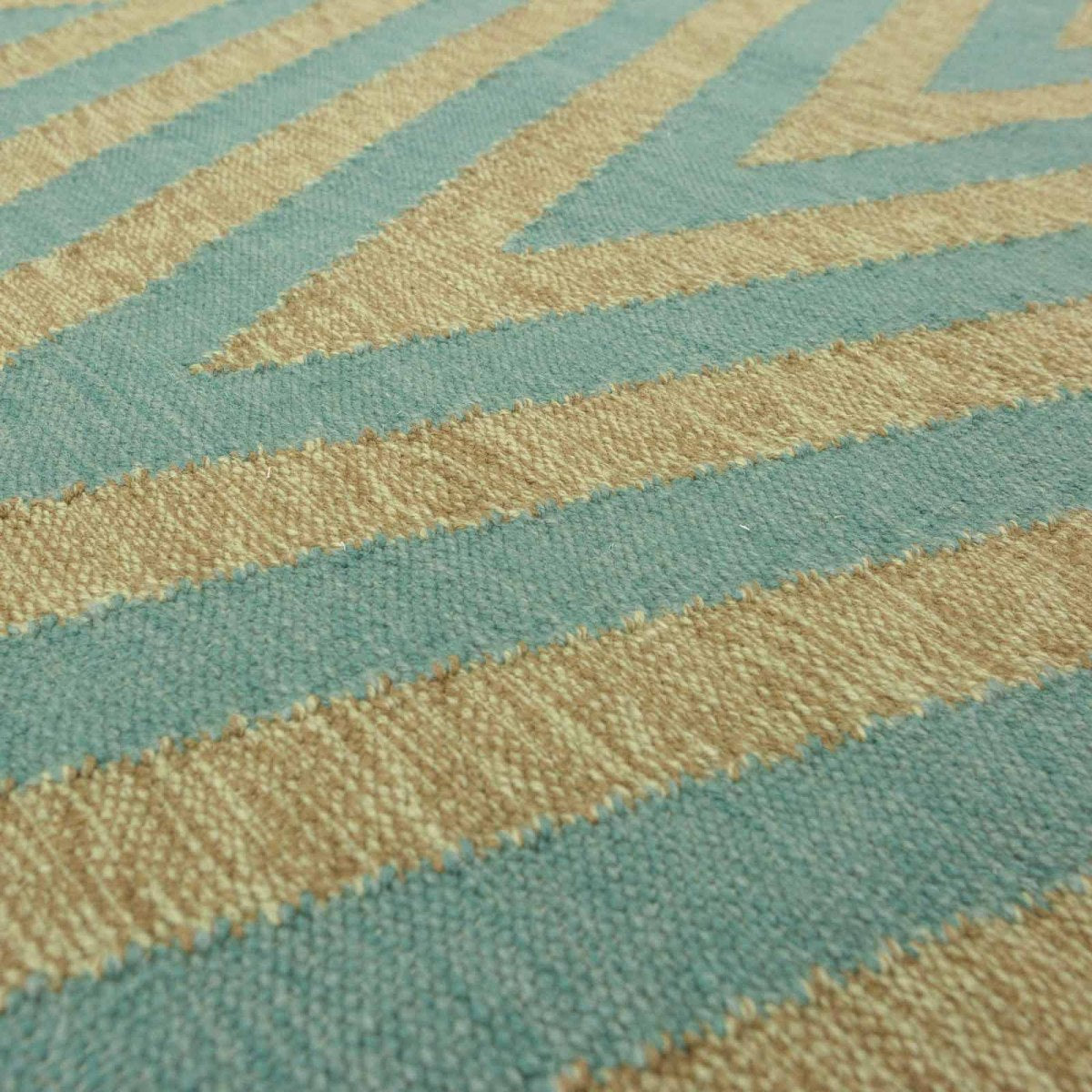 <p><span><meta charset="UTF-8">Arrow Aqua and Olive created by Ami Katz, Single Weave Rollakan, aqua 8200, 8235, olive 4015, 8197 on the natural yarn</span></p>