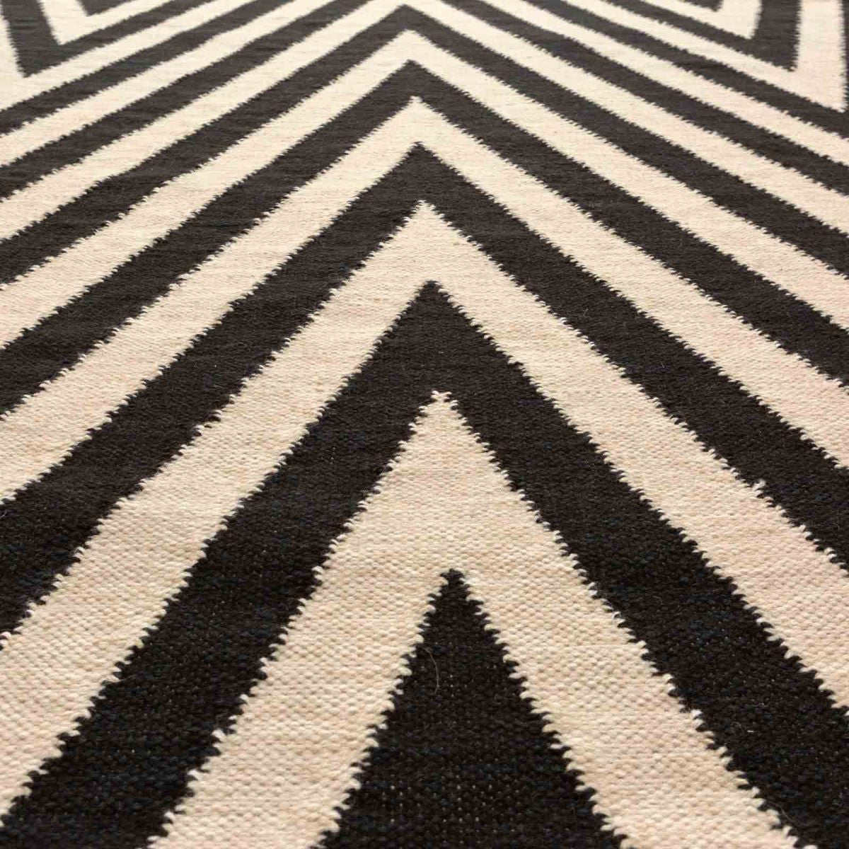 <p><span>ARROW White and Black, Single Weave Rollakan, 1 row - white 6023, CH044, 2 row - black CH7878, 6020 on the natural yarn</span></p>