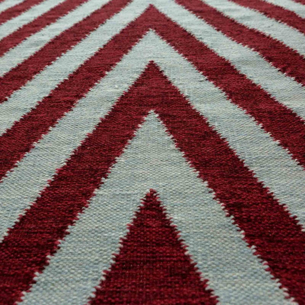 <p><span>ARROW Blue and Burgundy, Single Weave Rollakan, 1 row - blue 8216, CH4400, 2 row - burgundy 6037, CH5226 on the natural yarn</span></p>