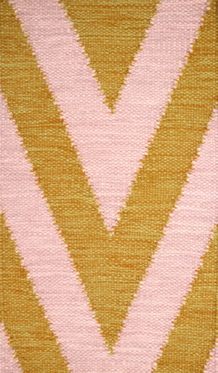 <p><span>ARROW by Ami Katz, Single Weave Rollakan, 1 row - pink CH1212, 3001, 2 row - ochre 6004, CH018 on the natural yarn</span></p>