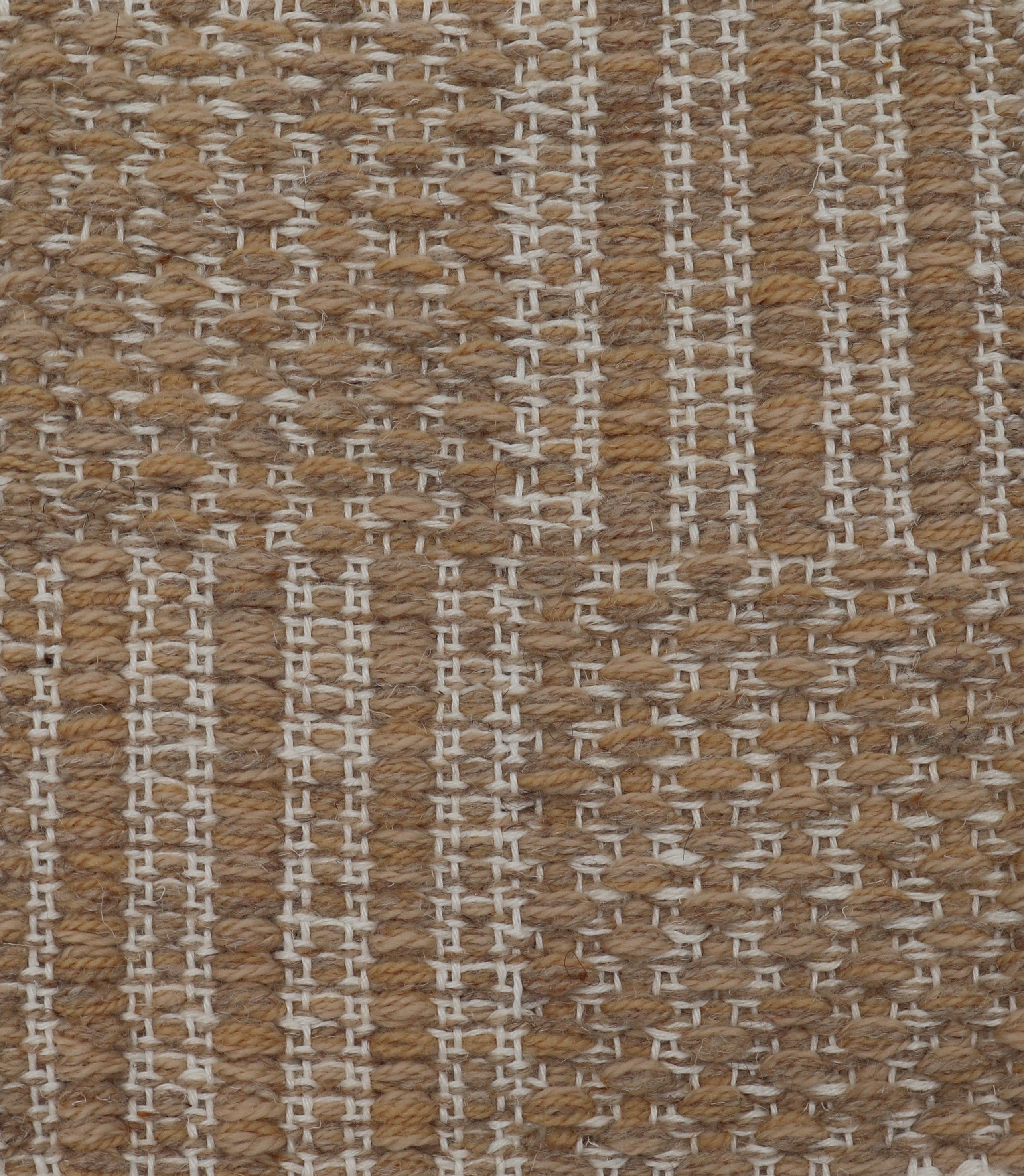 <p><meta charset="UTF-8"><a id="fancybox-right"></a><span id="fancybox-right-ico" class="fancy-ico"></span></p>
<div class="fancybox-title-inside" id="fancybox-title"></div>
<div class="fancybox-title-inside">
<div id="fancybox-title" class="fancybox-title-inside">
<meta charset="UTF-8">Britt in colour oat by Maja Johansson Starander, 1 row - oat mix 03(x3), 6006(x2), 19(x3). 2 row - mix of 03 and white linen yarn. Warp: white linen</div>
</div>