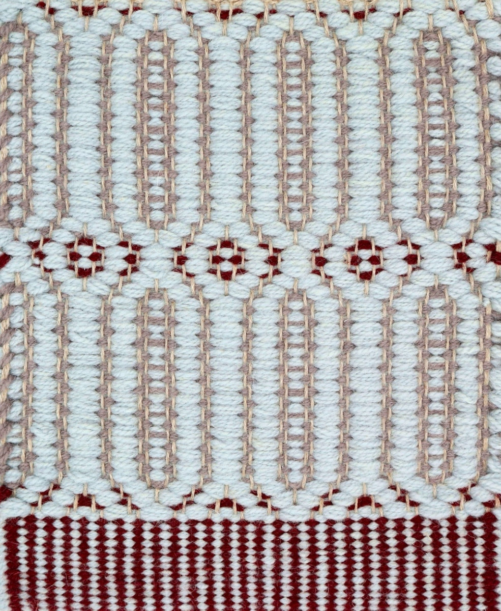 <p>Big Columns Double-Coloured, main blue CH054, inside columns lavender grey 1004, inside rosepath burgundy CH5226 on the natural yarn</p>