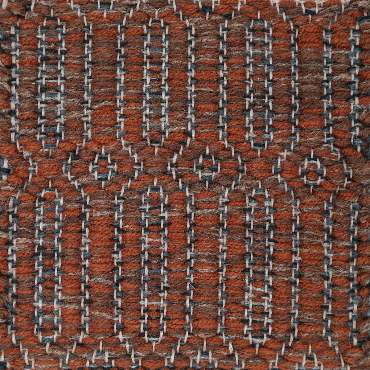 <p>Big Columns, main brown mix 6002, 11, 6017, 6005, inside grey mix CH7878, 04, 262 on the natural yarn</p>