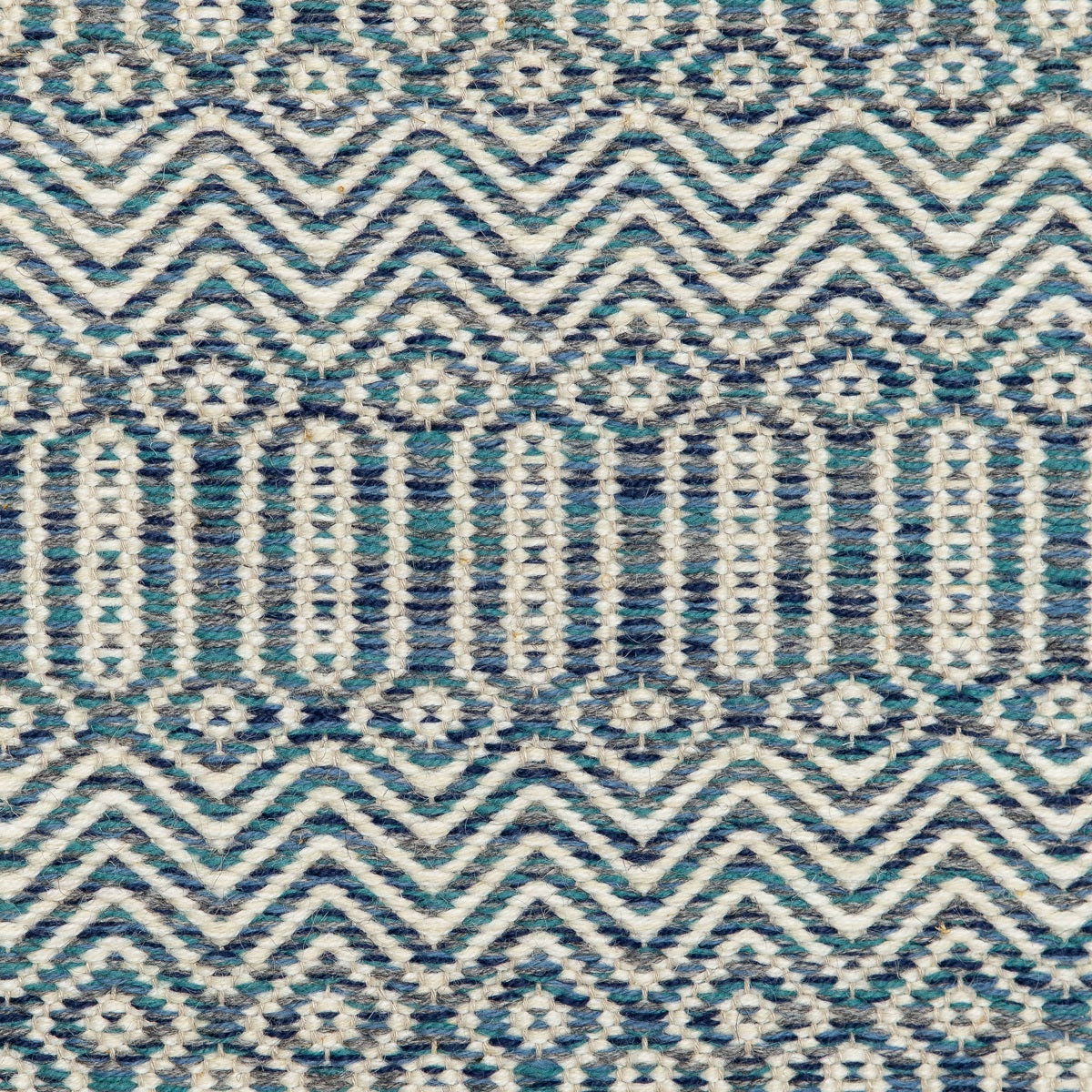 <p>Big Columns with Dual Zig Zag, main blue mix CH050, 5004, 08, 5021, 5027, inside white mix 06, CH044 on the natural yarn</p>