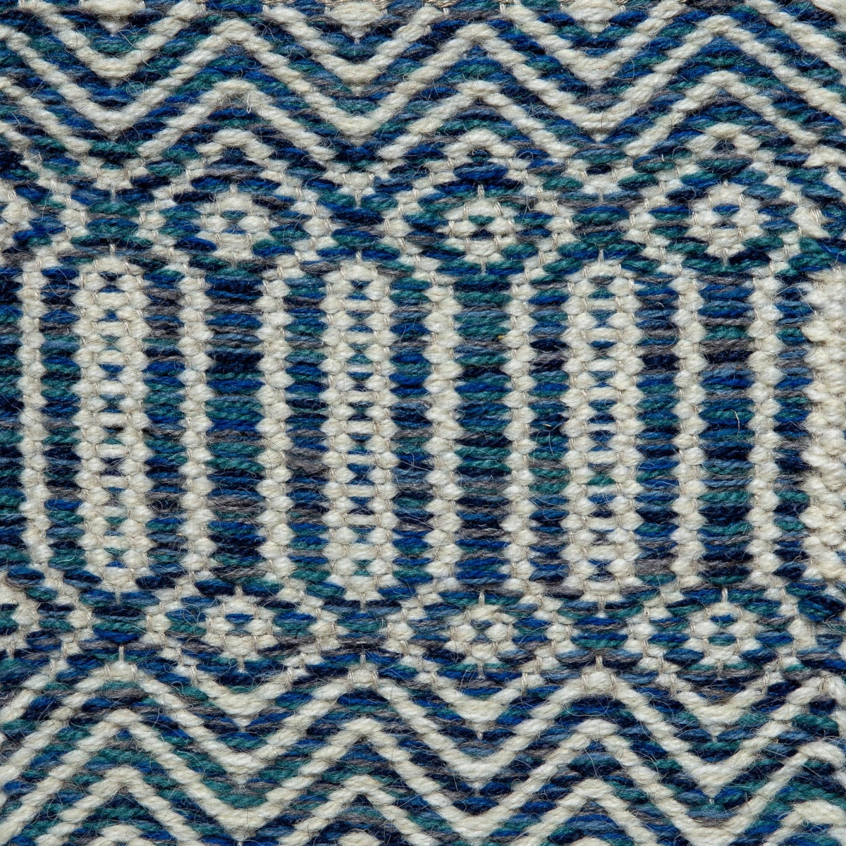 <p>Big Columns with Dual Zig Zag, main blue mix CH050, 5013, 5004, 08, 5021, 5027, inside white mix 06, CH044 on the natural yarn</p>