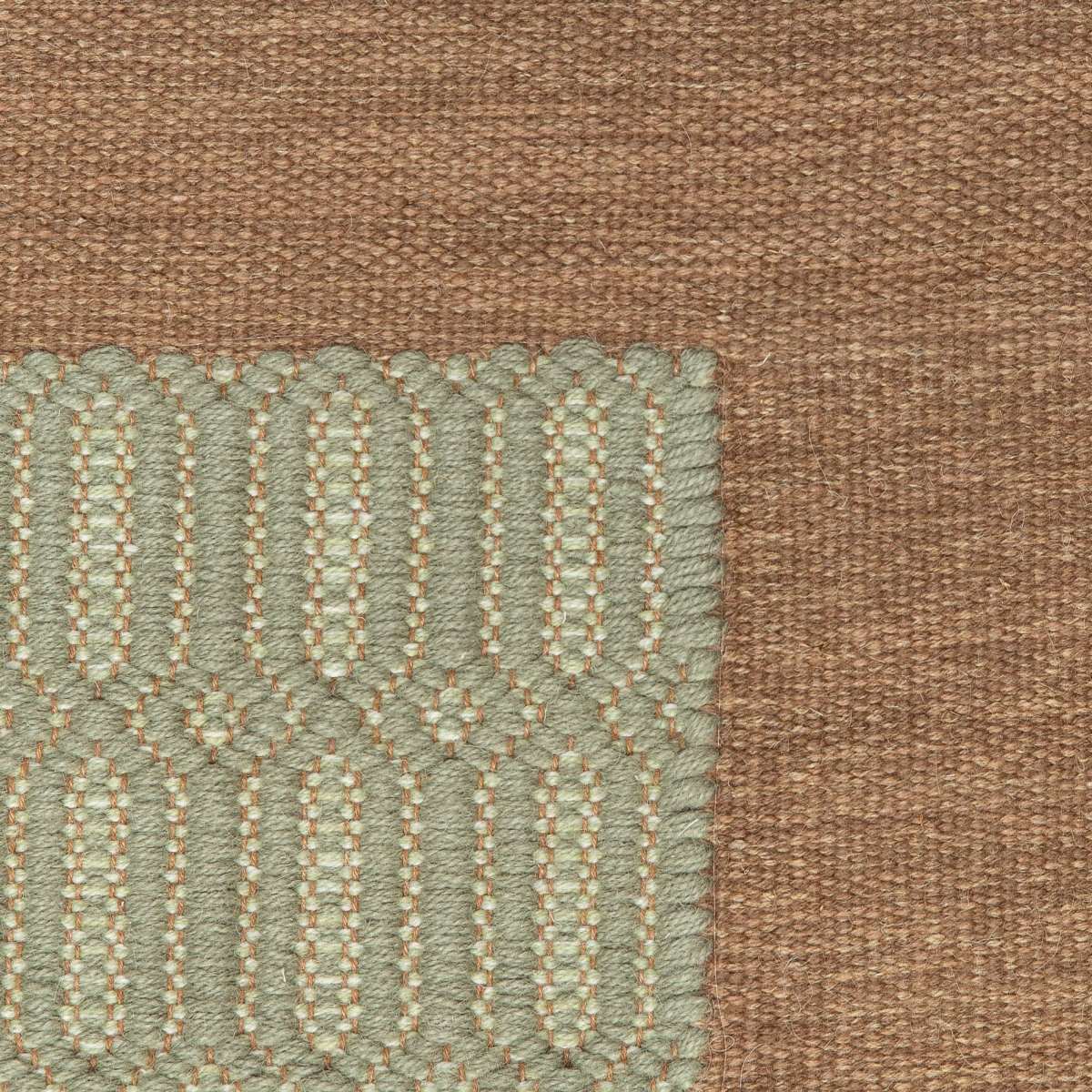 <p>Big Columns with Single Weave Frame, main green 1025, inside green mix CH016, 4015, CH033, frame in brown mix 02, 6017, 6013 on the brown yarn</p>