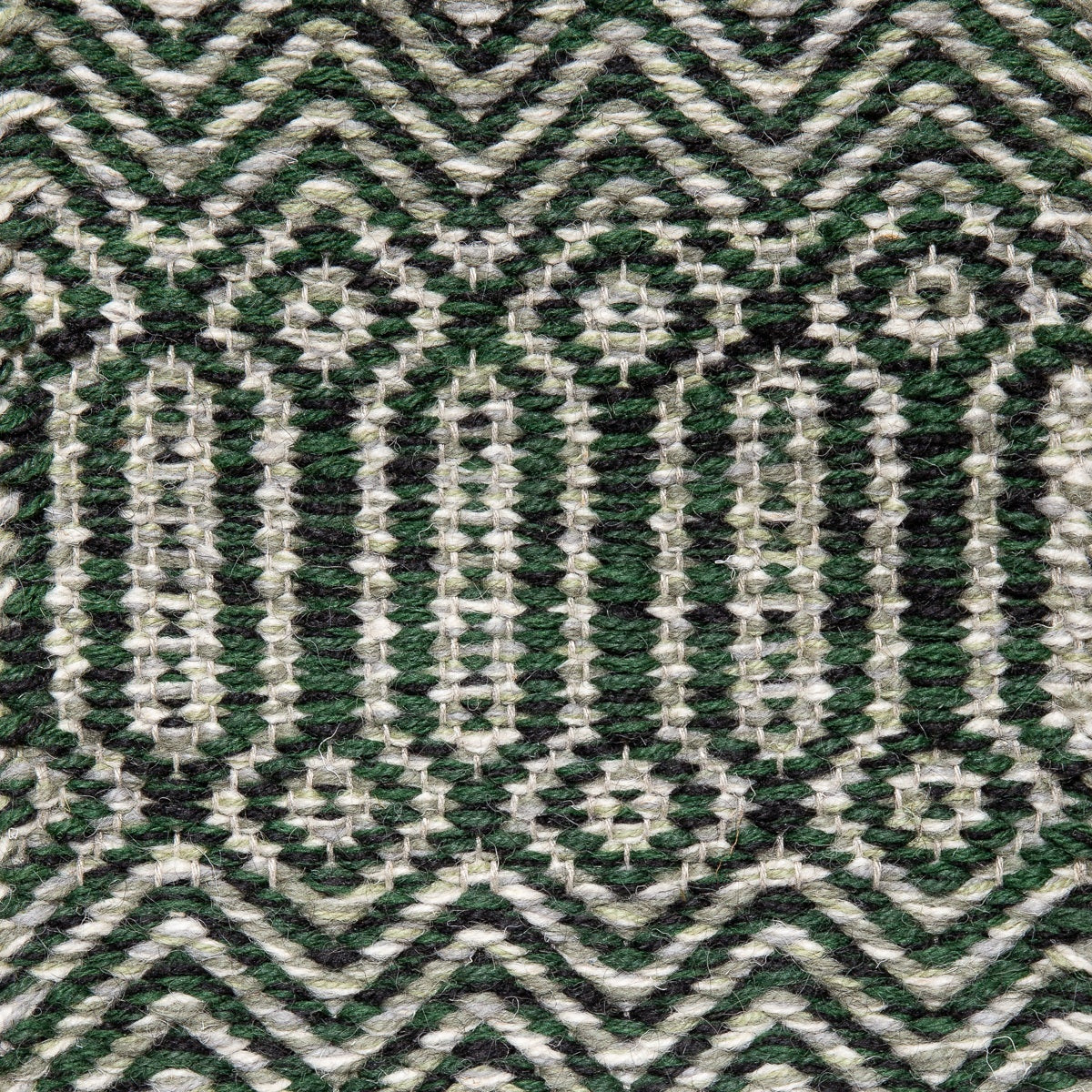 <p>Big Columns with Zig Zag, main dark green mix CH7878, CH017, 4011, inside green mix 1023, 1009, 1025, 4015 on the natural yarn</p>