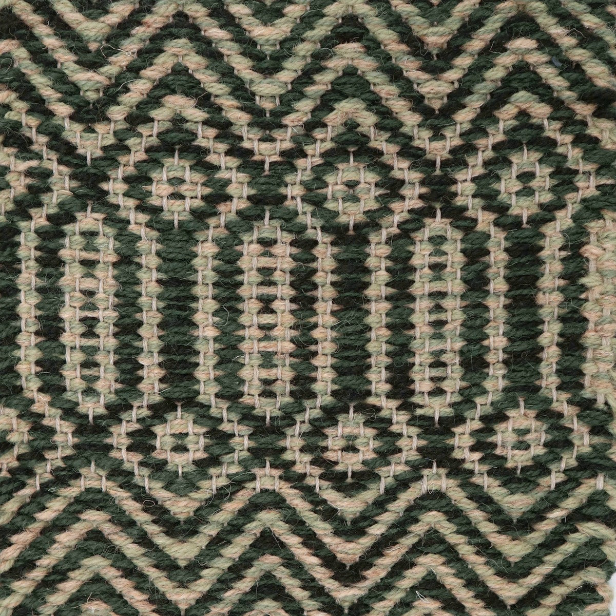 <p>Big Columns with Zig Zag, main green mix CH7878, CH017, inside mix 1025, 4015, 03 on the natural yarn</p>