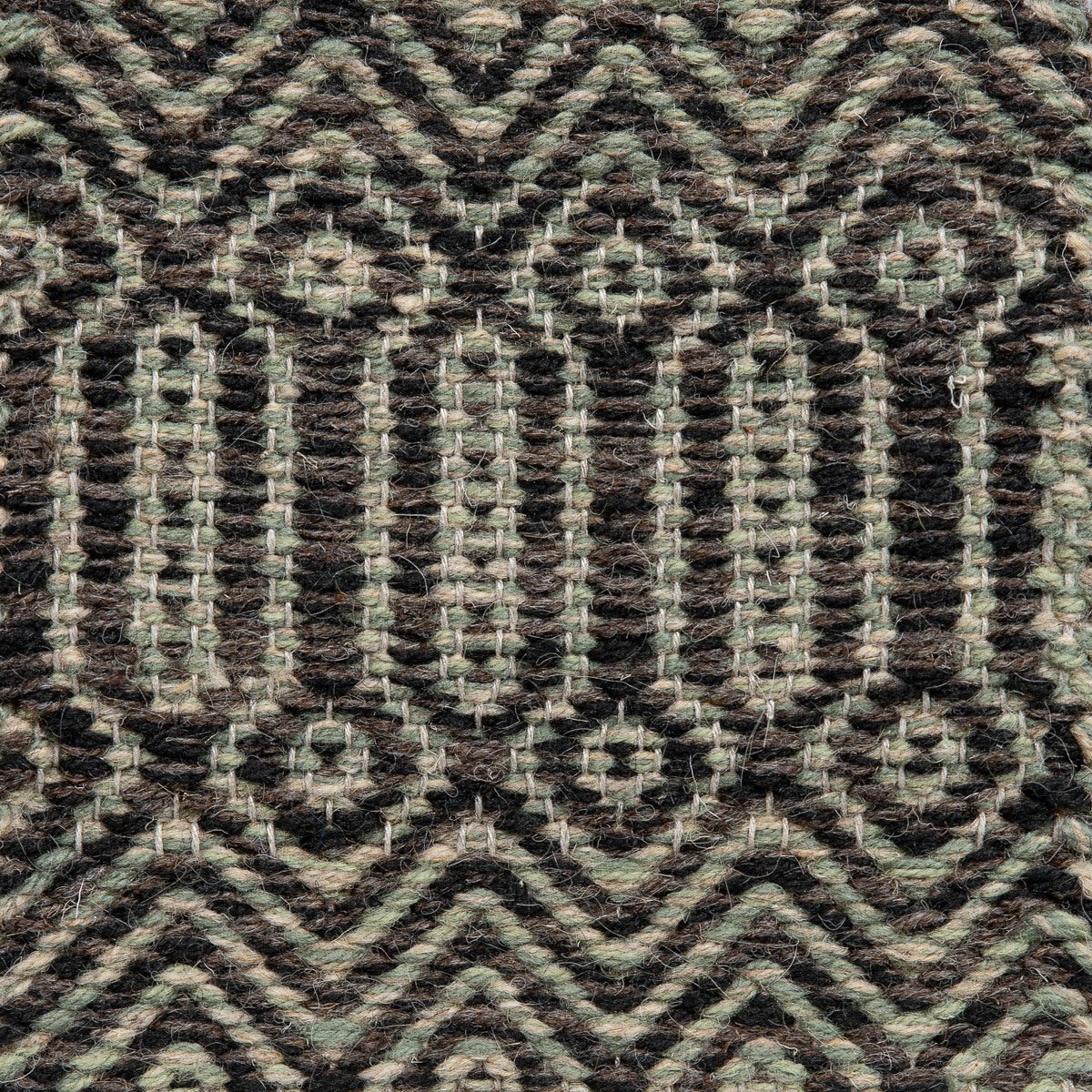 <p>Big Columns with Zig Zag, main mix CH7878, 17, inside light green mix 1025, 4015, 03 on the natural yarn</p>