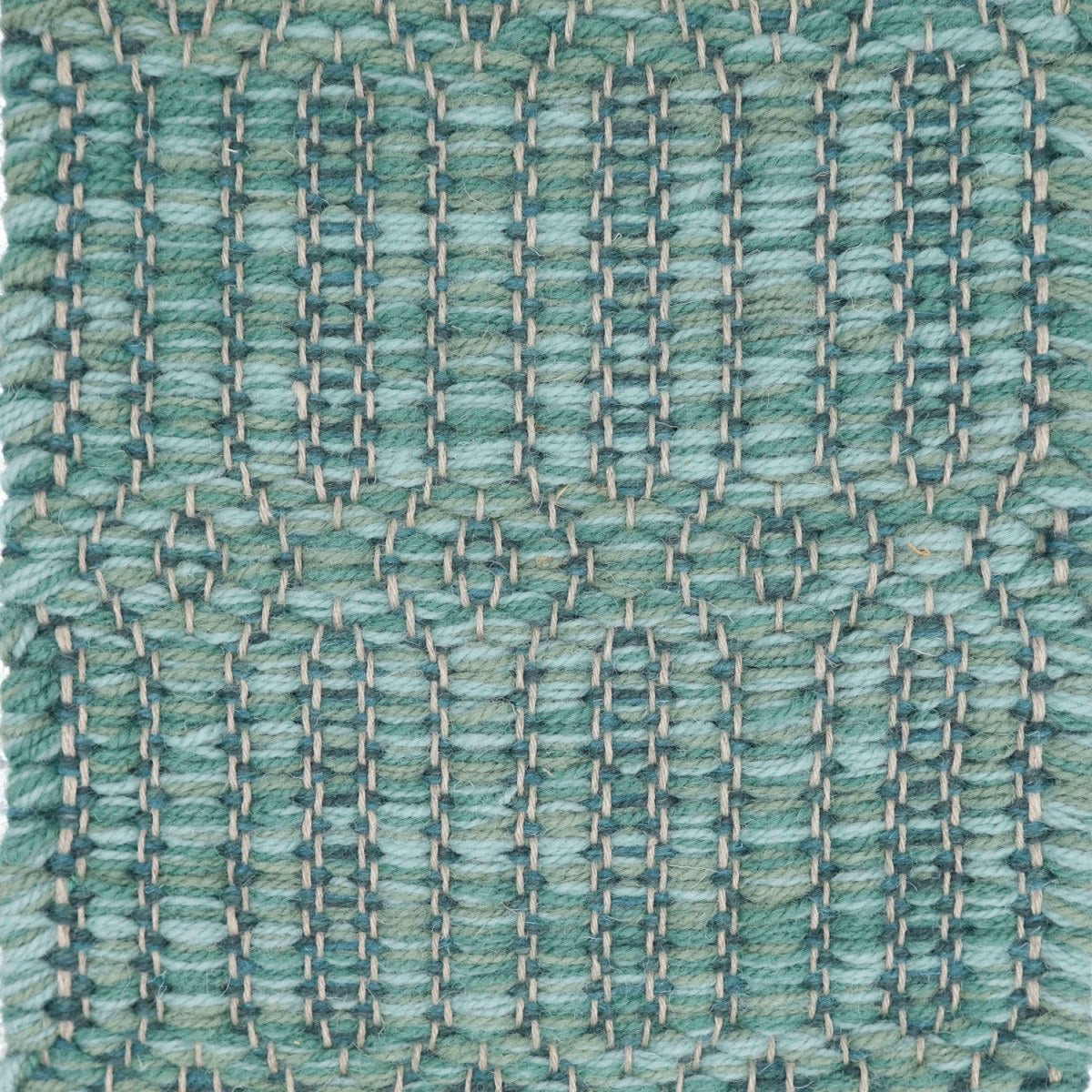 <p>Big Columns, main turquoise 8200, 8235, CH4400, inside blue 504, 8008, CH3424 on the natural yarn</p>