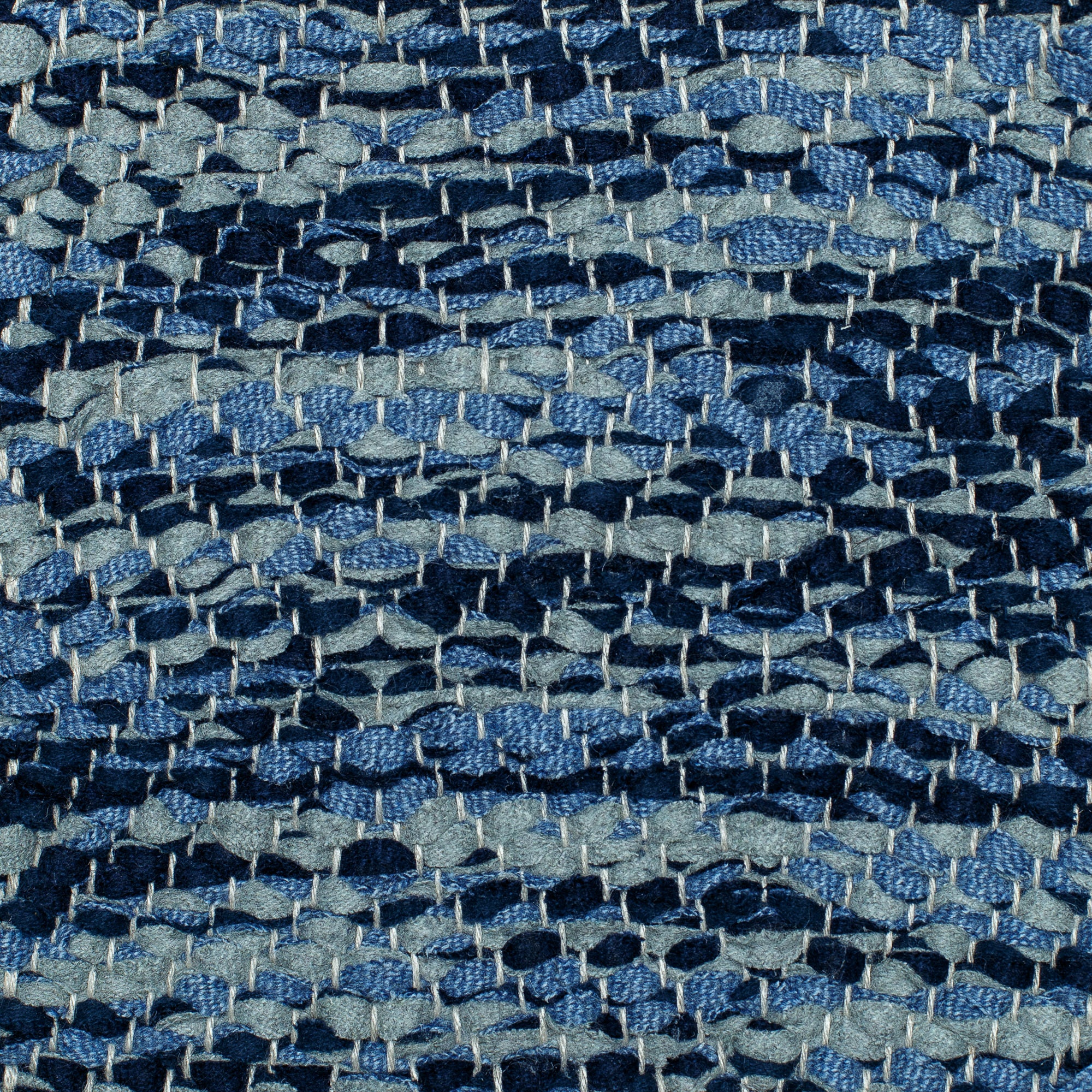<p>Big Diamond Twill, dark blue mix 0517, H494, blue 0515, grey 0478 on the natural yarn</p>
