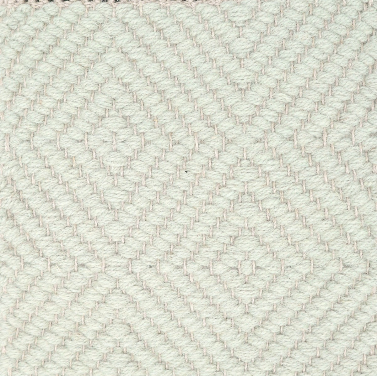 <p>Big Diamond Twill, light green mix CH033, CH4360 on the natural yarn</p>