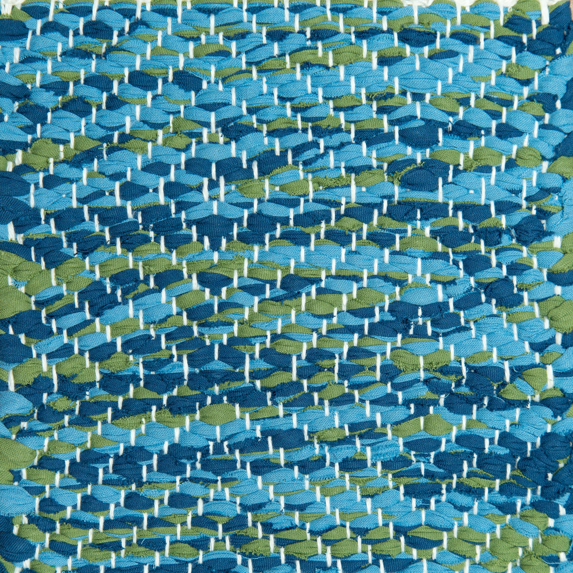<p>Big Diamond Twill. blue mix 518, 521, green 453 on the white yarn</p>