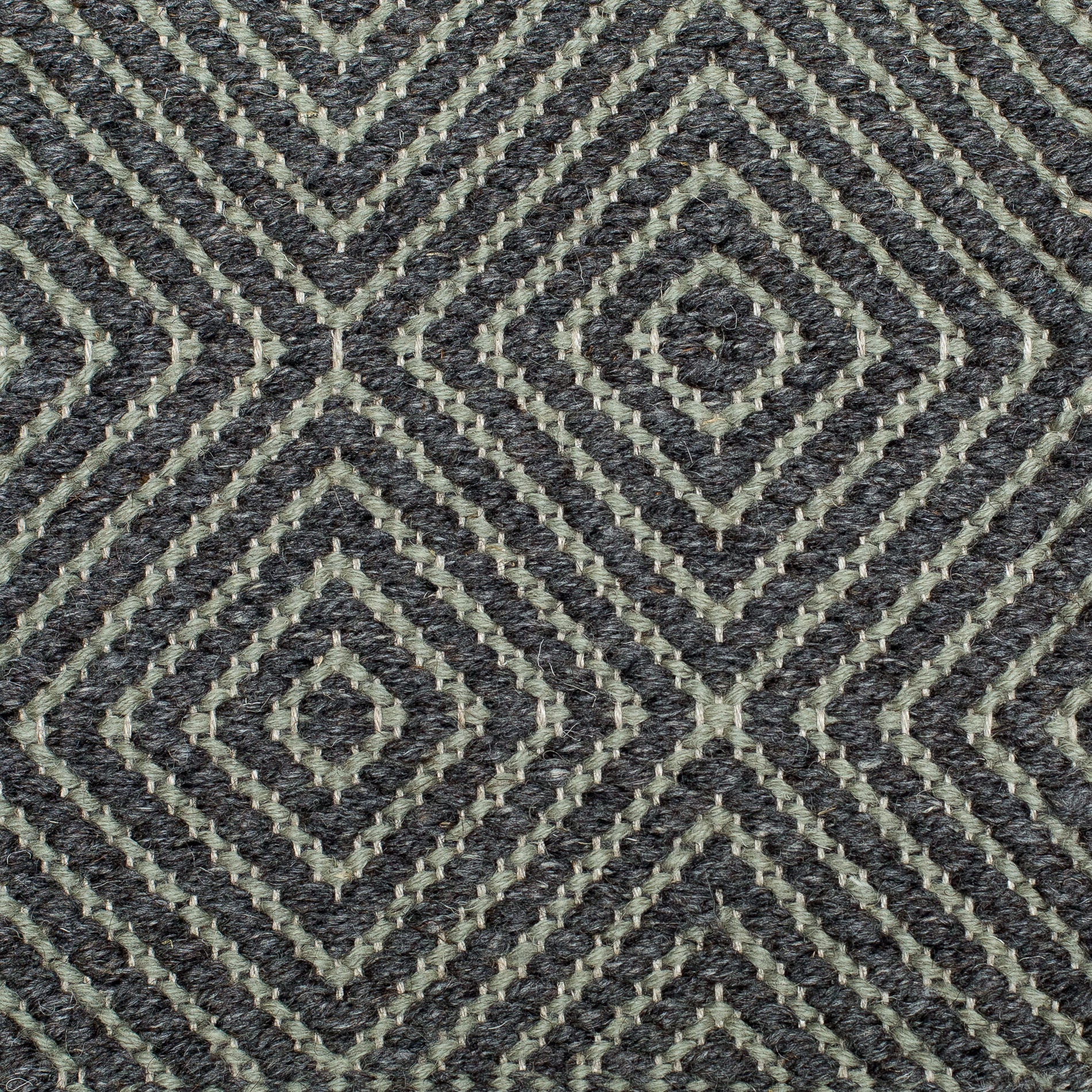 <p>Big Dual Diamond Twill, main dark grey 05, inside green 1025 on the natural yarn</p>